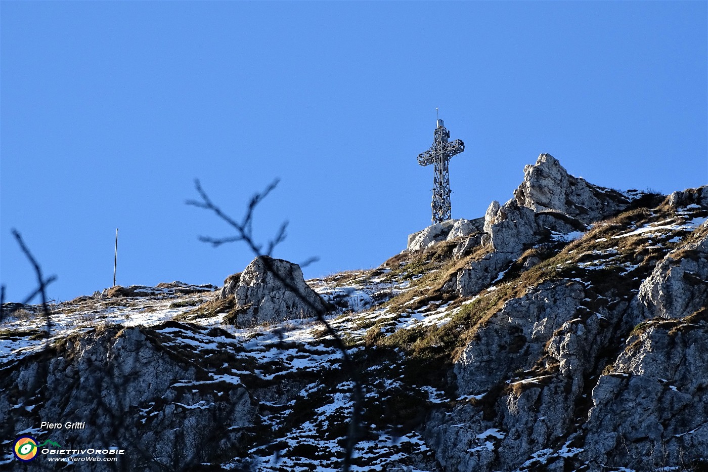 45  Zoom sulla croce di Punta Cermenati-Resegone.JPG